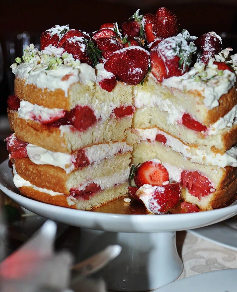 Бисквитный торт с клубникой. Клубничный торт с маскарпоне. Бисквитный торт "Земляничный". Бисквитный торт с маскарпоне. Торт с кремом из маскарпоне и ягодами.
