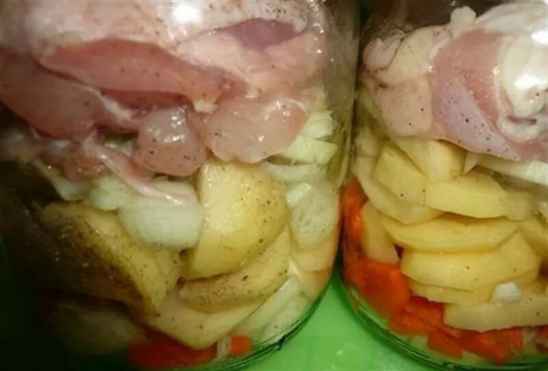 Курица в банке в собственном. Курица с картошкой в банке в духовке. курица в банке с овощами. курица в банке в духовке в собственном соку с картошкой.