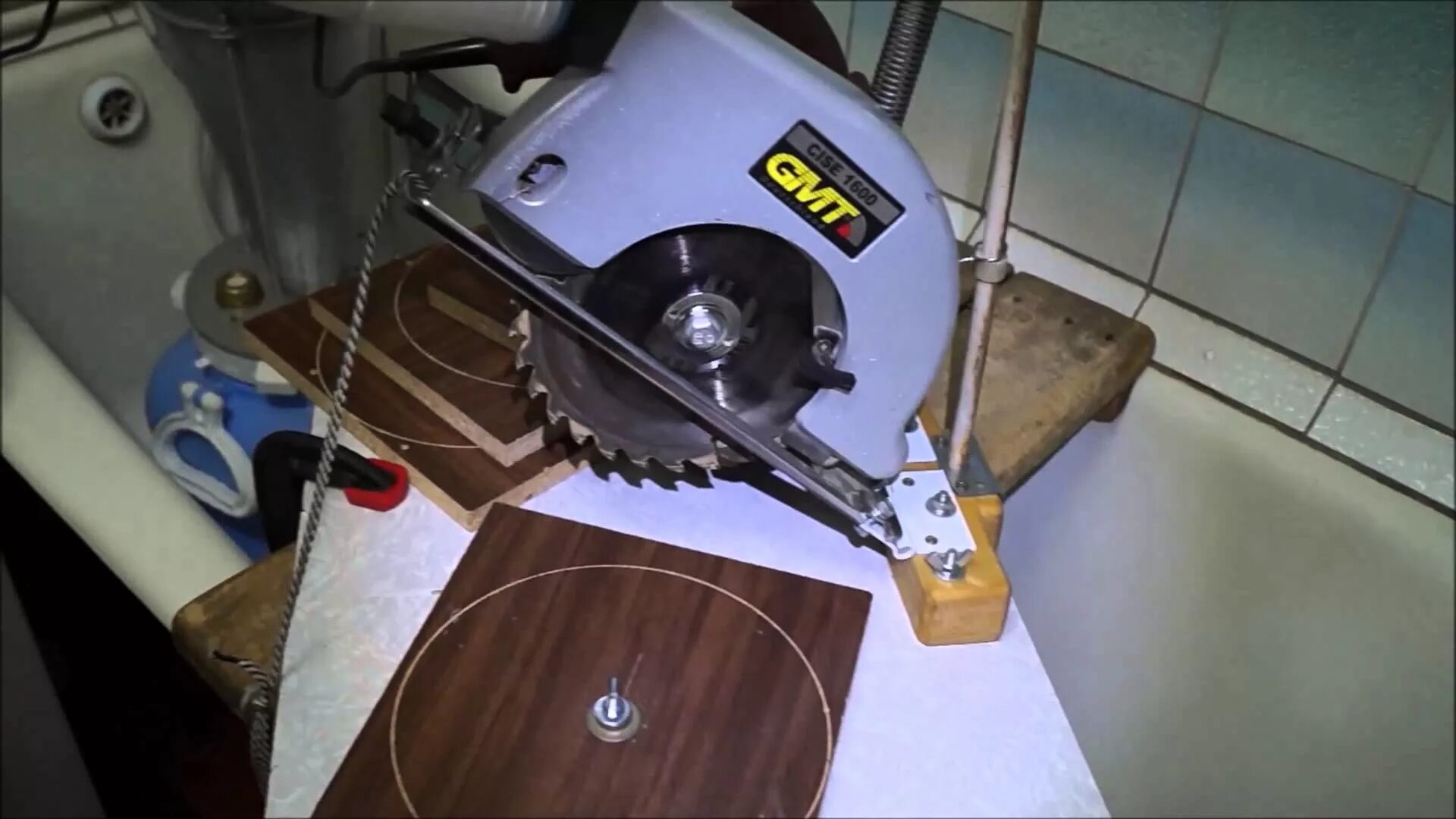 Отрезной станок дисковый. Самодельная дисковая торцовка по металлу. Торцовочная пила из болгарки с протяжкой. Станок торцовочный маятниковый "алтай тм-100". Торцовочная пила с протяжкой из циркулярки.