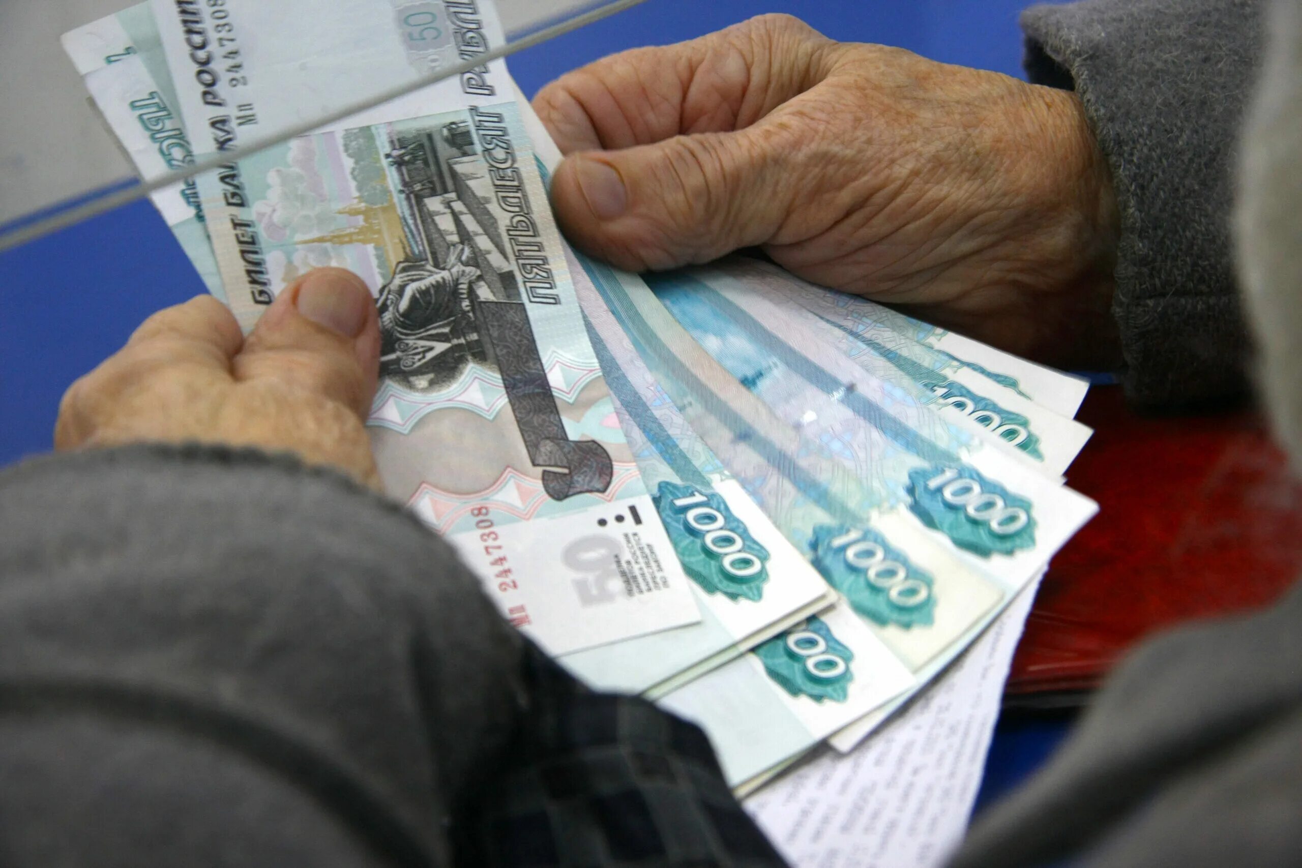 Выплаты работающим и неработающим. Пенсия деньги. выплата пенсий. выплаты пенсионерам. пенсии и пособия.