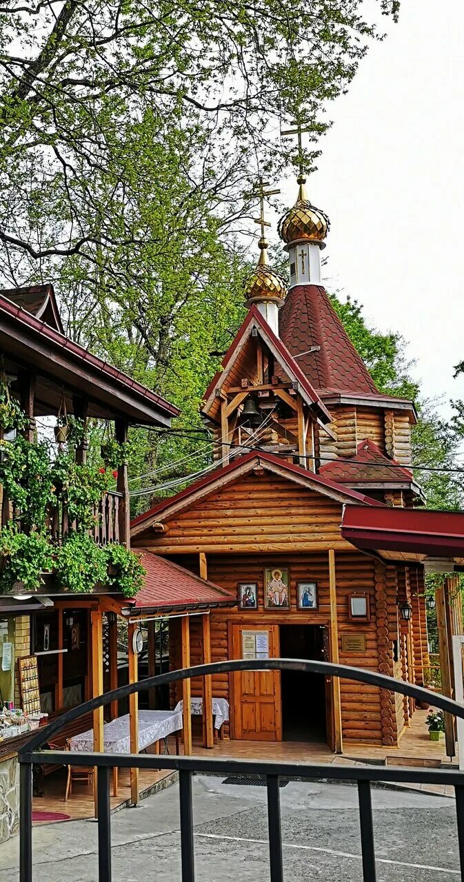 Храм святого спиридона багратионовская. Храм спиридона тримифунтского на кипре. Храм нерукотворного образа христа спасителя омск. Храм спиридона тримифунтского адлер голубые дали. Храм тримифунтского адлер.