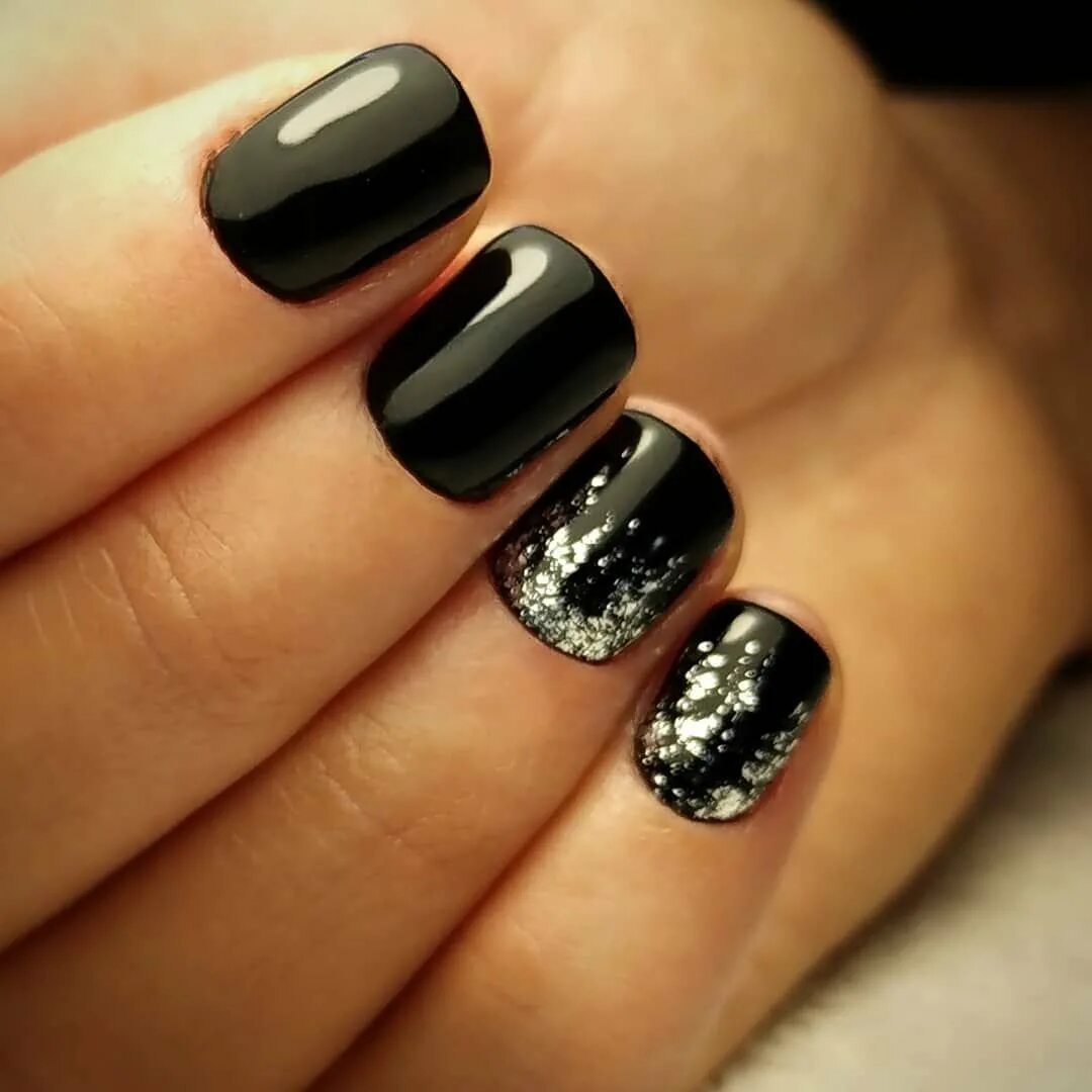 новогодний манекур белый с чёрным. маникюр под черное вечернее платье. черные ногти. ногти под черное платье на новый год. ногти черно белые новогодние.