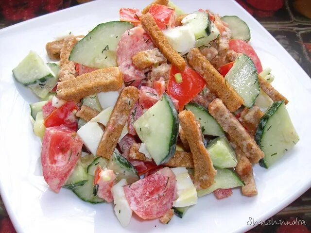 Салат. Салат с сухариками и помидорами. Салат кириешки кукуруза колбаса. Легкий салат. Салат с сухариками.