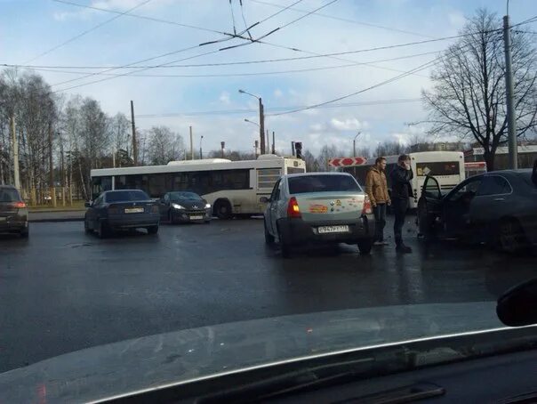 Чп на пискаревском проспекте. Авария на Пискаревском проспекте. Авария на Пискаревском проспекте сейчас. ДТП Санкт Петербург Пискаревский проспект 145 1202 2023г. ДТП на Бестужевской.