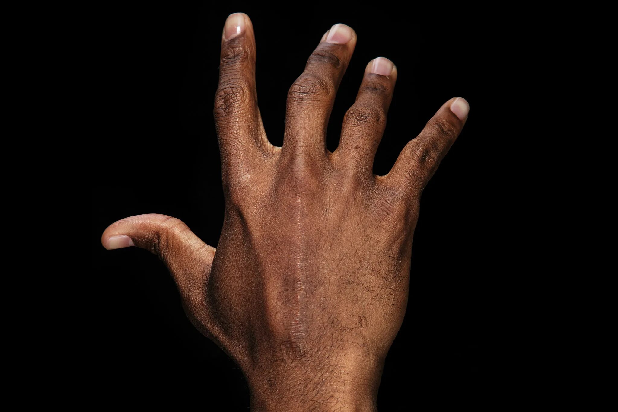 Что означают черные пальцы. Michael jordan hand size. рука криса пола. пальцы майкла джордана. черная рука.