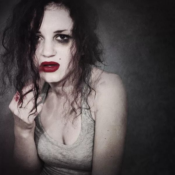 Дочь джонни деппа и ванессы паради. Девушка с размазанной тушью. Девушка с потекшей тушью. Девушка с размазанной тушью. Девочка размазана тушь.