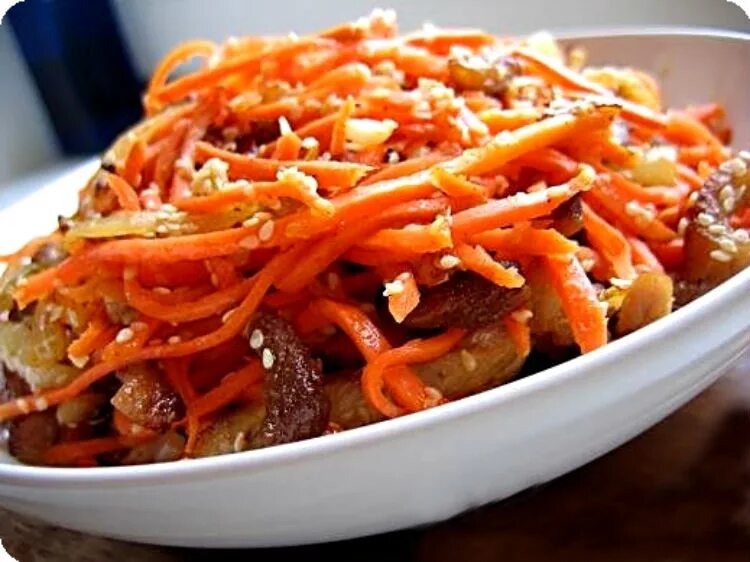 Мясо свинины по корейски. Салат с мясом и корейской морковкой. Мясной салатик с корейской морковкой. Салат со свининой и корейской морковкой. Салат с говядиной и корейской морковкой.