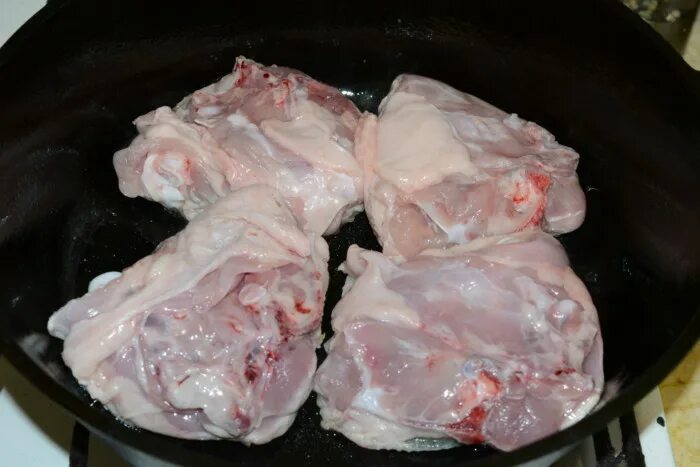 Курица на овощной подушке. Жаркое в утятнице. Сколько тушить бедро. Куриные бедра с подливкой. Бедро куриное жареное.