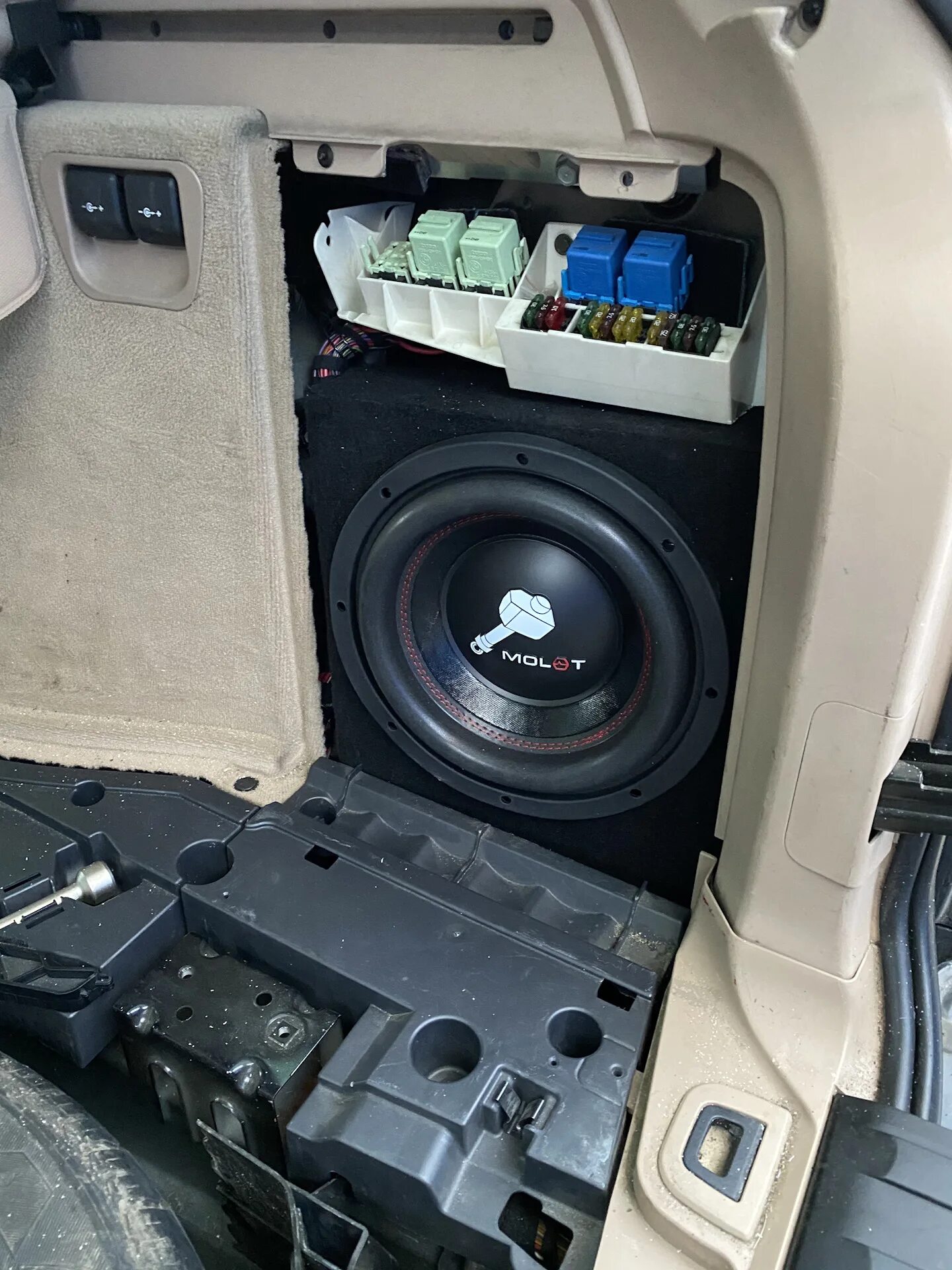 Audi a6 c5 сабвуфер bose. Штатный усилитель ауди а6 с7. Где находится сабвуфер. Штатный сабвуфер subaru xv. Сабвуферы в bmw x6.