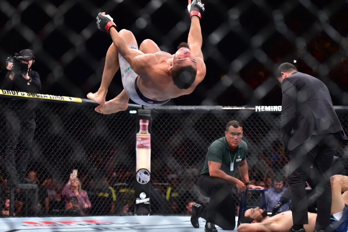 Джонни уокер юфс. Уокер слова после боя. Ион куцелаба боец. Уокер боец. Два трансформера в обнимку после драки.