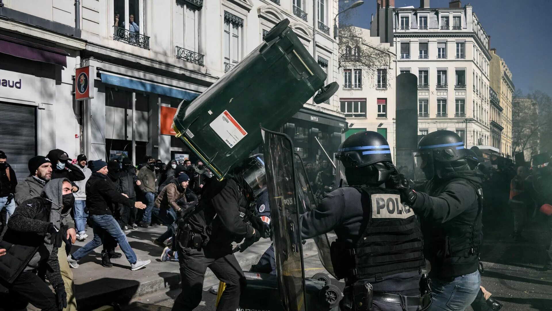 Митинги в париже. Протесты во Франции 2023. Массовые беспорядки во Франции 2023. Митинги во Франции. Протесты во Франции.