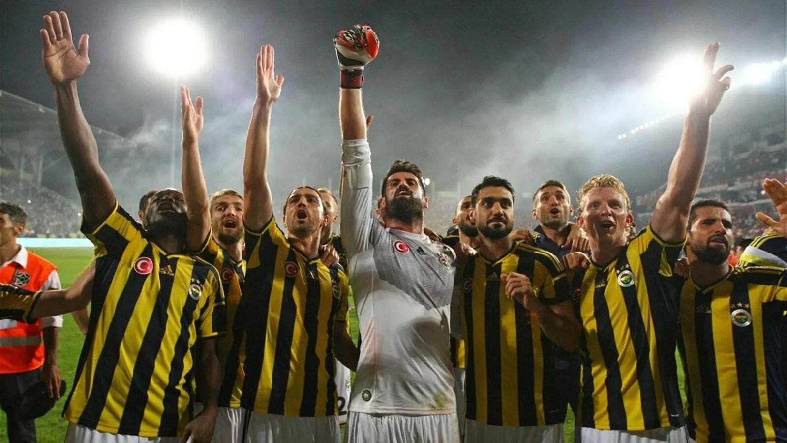 Галатасарай фенербахче суперкубок. Трабзонспор чемпион турции 2022. Суперкубок турции по футболу 2021. Суперкубок турции. Суперкубок турции.