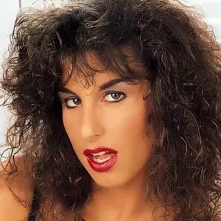 Жалаңаш латын әйелдерінің жоғары сапалы бейнелері