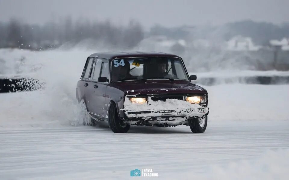 Родная нива лух. Можно ли заводить замороженную машину в минус 12 градусов. Ваз 2104 фиолетовая дрифт. Замерзшая ваз 2114. Ваз в мороз.