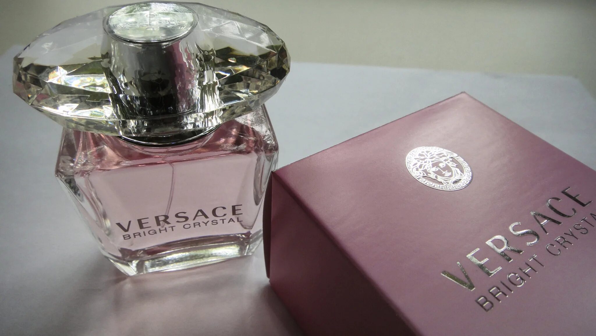 Versace bright crystal москва. Versace Bright Crystal 30ml. Версаче Брайт Кристалл синие. Versace Bright Crystal 30 мл. Версаче Брайт Кристалл голубые.