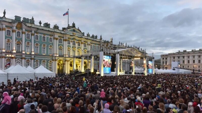 Какие мероприятия будут в спб. Дворцовая площадь санкт петербурга праздники. дворцовая площадь концерт. концерт на манежной площади. мероприятия на дворцовой площади санкт петербург.