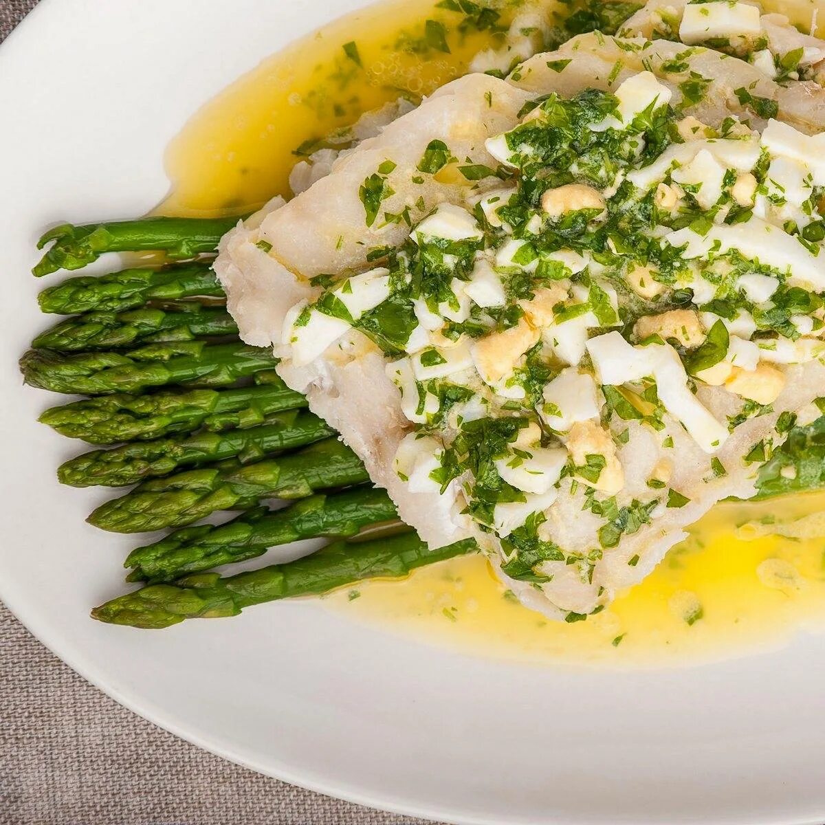 Рыбная запеканка по-гречески. Рыба запеченная в соусе с грибами. Рыба лакомка минтай. Треска с картофелем. Судак яйцо.