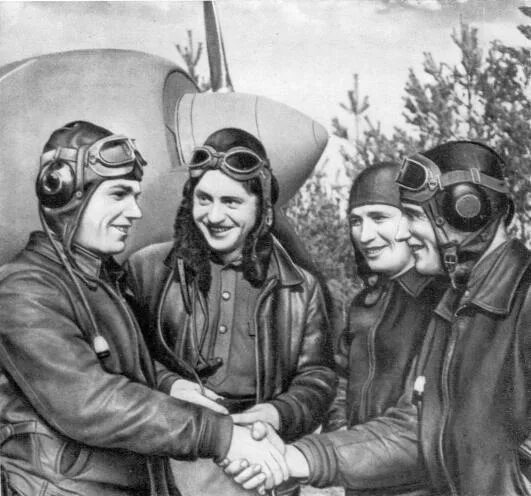 Асы против. Летчики на привале. Летчики СССР на привале. Рисунок Советский летчик на привале.