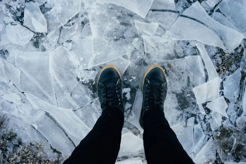 Лед под ногами. Ноги на льду. Лед треснул под ногами. Лед под ногами потрескавшийся. Раз промахнулась по льду пошли трещины
