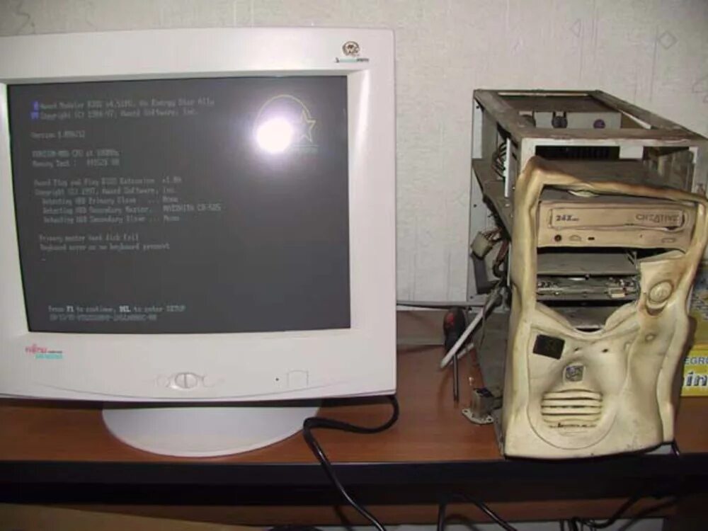 Старый комп. Старый смешной комп. Убогий комп. Старые мониторы для компьютера.