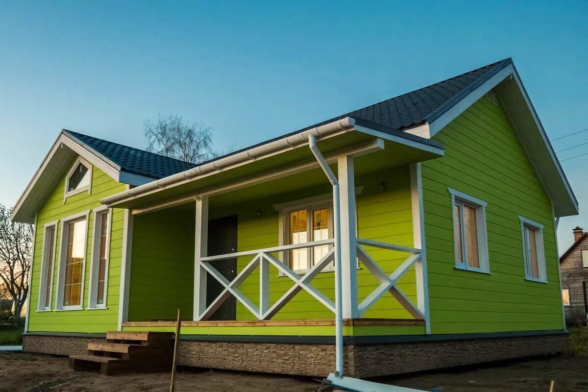 Каркасные дома форум отзывы. Зеленый каркасный дом. Каркасный дом с зеленой крышей. Деревянный дом с зеленой крышей. Салатовый деревянный дом.