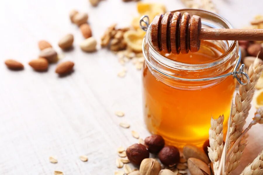 Мед с орехами. Орехи и мед на белом фоне. Фруктоза мед. Мед вертикальная.