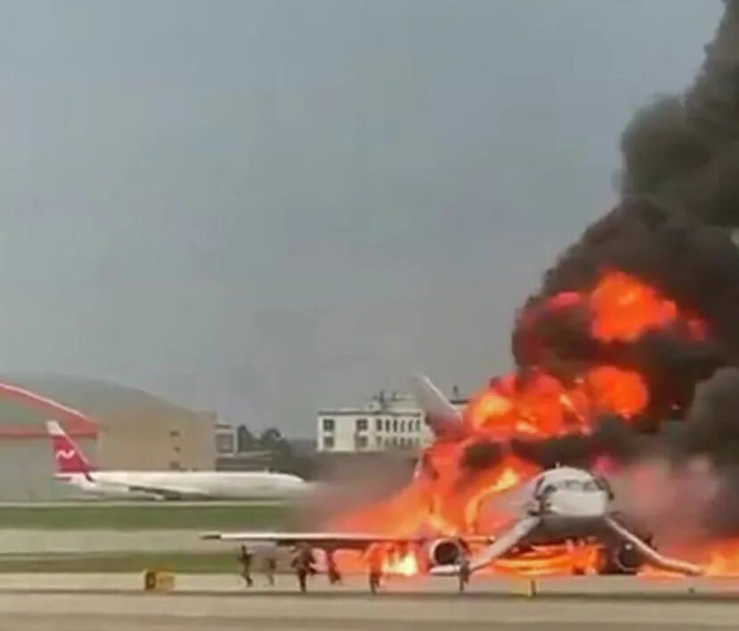 Крушение SSJ 100 В Шереметьево. Авиакатастрофа 05.05.2019 в Шереметьево. Спасатели авиакатастрофа Шереметьево.