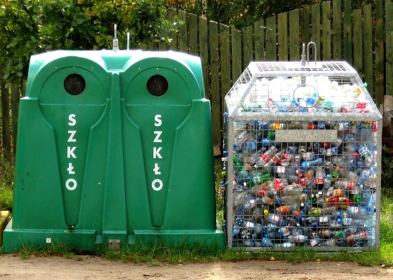 Пластиковых отходов. Мусорный контейнер для пластиковых бутылок. Контейнер для сбора пластиковой тары. Контейнер для переработки пластиковых бутылок.