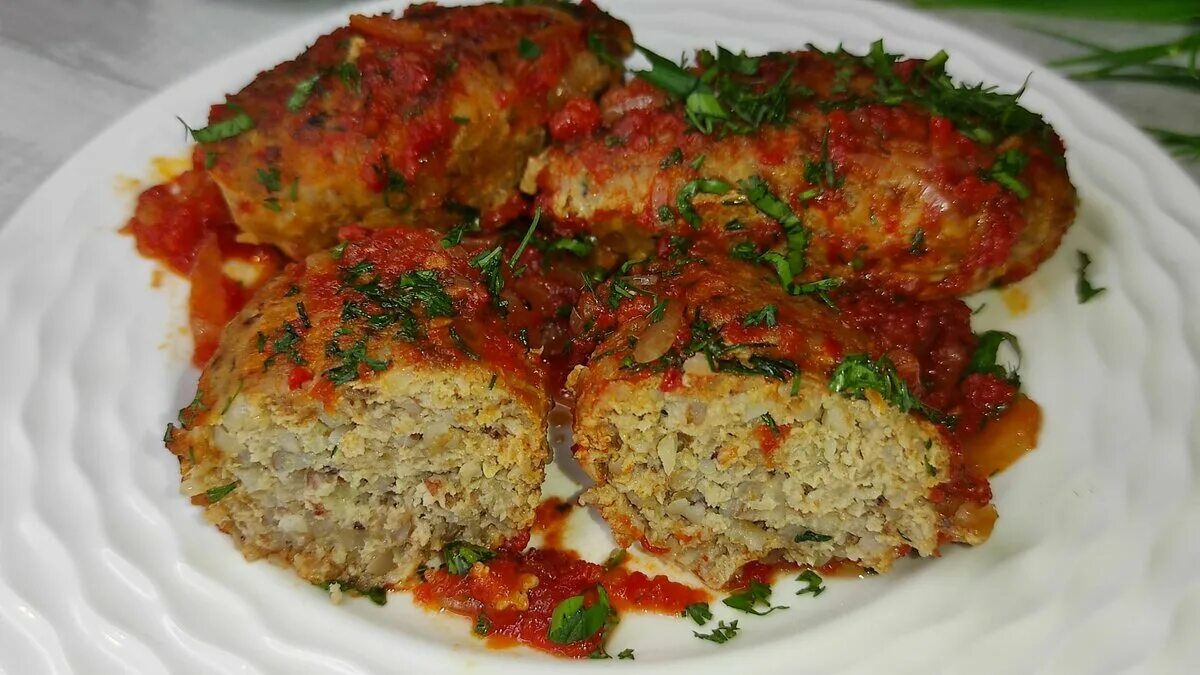 Гречаники с фаршем. Гречаники в томатном соусе. Гречаники из куриного фарша. Львовские гречаники. Гречаники соус.