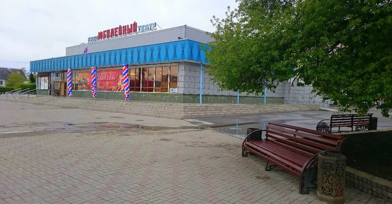 Магазин низкоцен. Ялуторовск магазины. Универмаг ялуторовск. Рекламная вывеска продукты. Улыбка ялуторовск магазин.