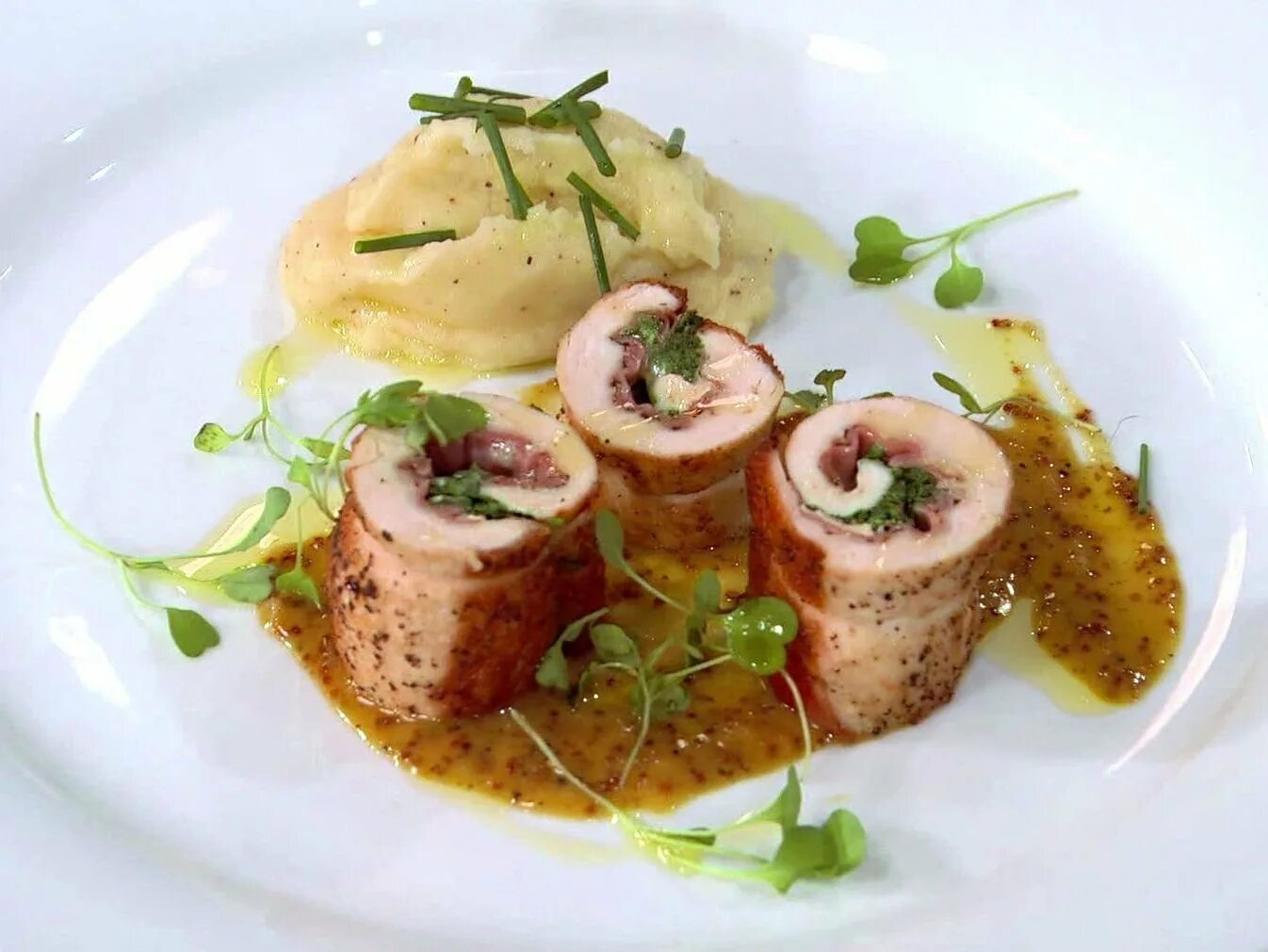 Рулет с пюре. Рулетики из мяса с гарниром. гарнир к куриному рулету. подача мясных рулетиков. куриные рулетики с гарниром.