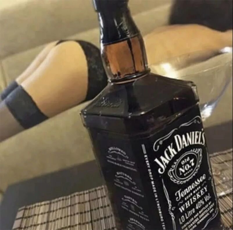 Вино Джек Дэниэлс. Виски Джек Дэниэлс в руке. Виски Джек Дэниэлс на столе. Пью виски Джек Дэниэлс. Пьем виски дома