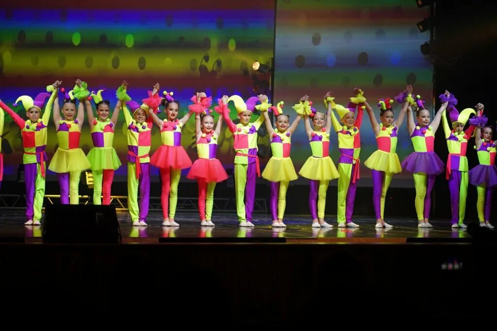 Школа циркового искусства. Имя цирковая школа. Цирковая школа. Цирк жирона. Цирковая гимнастика.