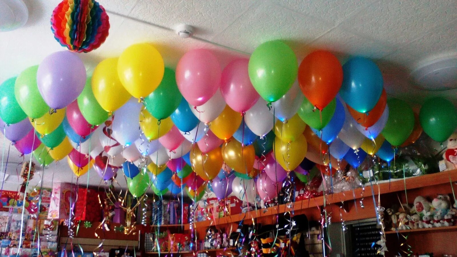 Где купить шарики с гелием. Шары под потолок. Шарик гелиевый. Яркие разноцветные шары под потолок. Надувка шаров.