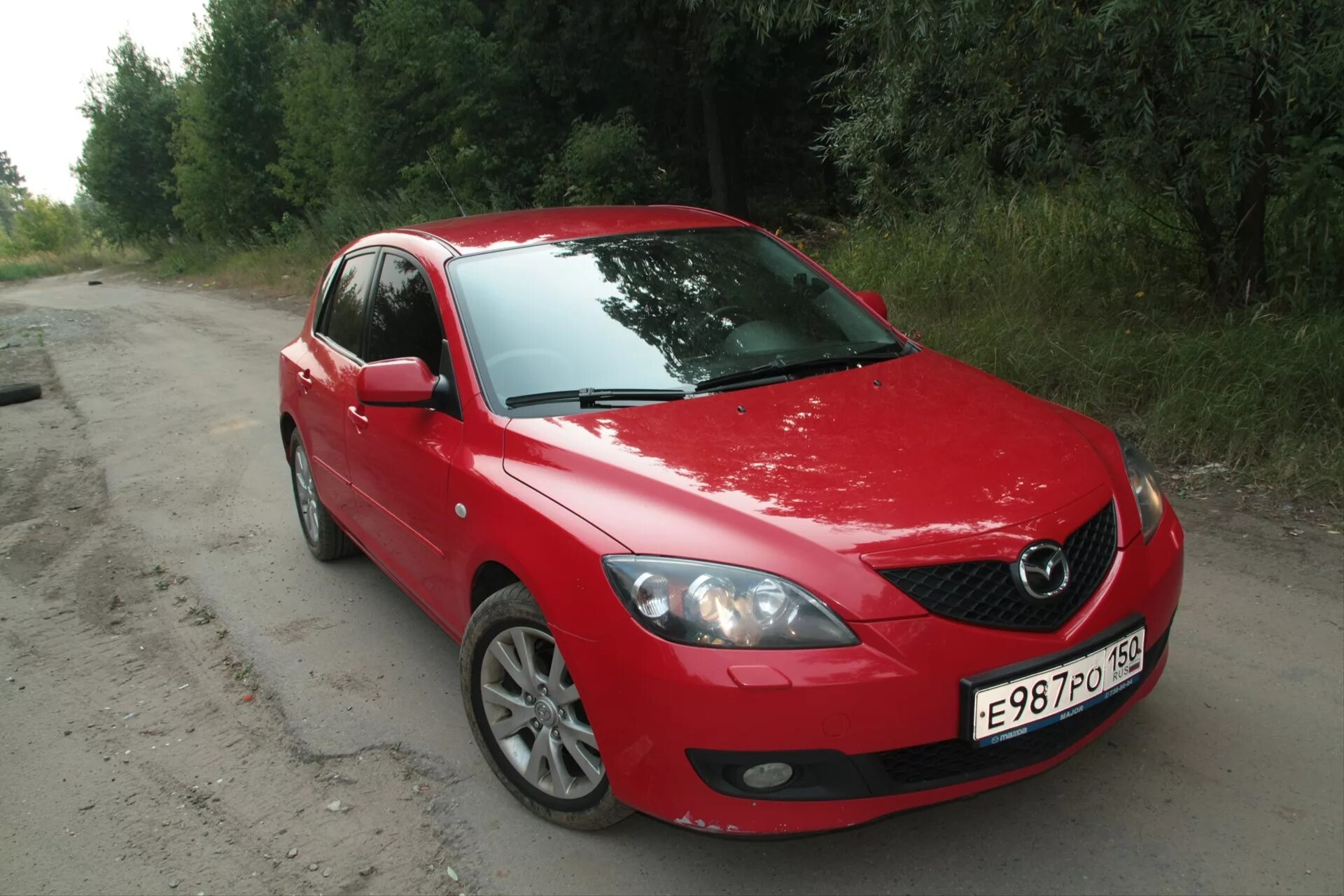 Купить мазду 3 в екатеринбурге. Mazda 3 12 хэтчбек. Красная Мазда 3 хэтчбек праворульная. Машина Мазда 329ф. Мазда 3 207 года.