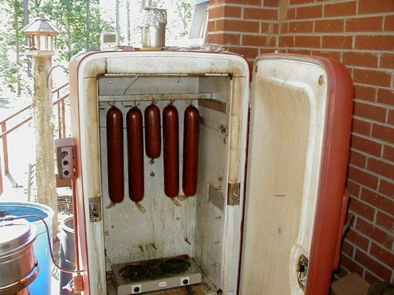 Оставлять холодильник зимой на даче. Коптильня из старого холодильника. каптильняиз холодильника. шкаф для копчения из холодильника. старый холодильник для горячего копчения.