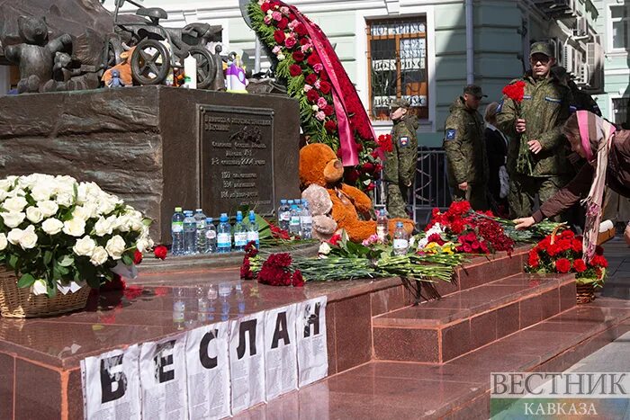 Северная Осетия Беслан память. Памяти жертв теракта в Беслане. Памятник Беслану в Москве.