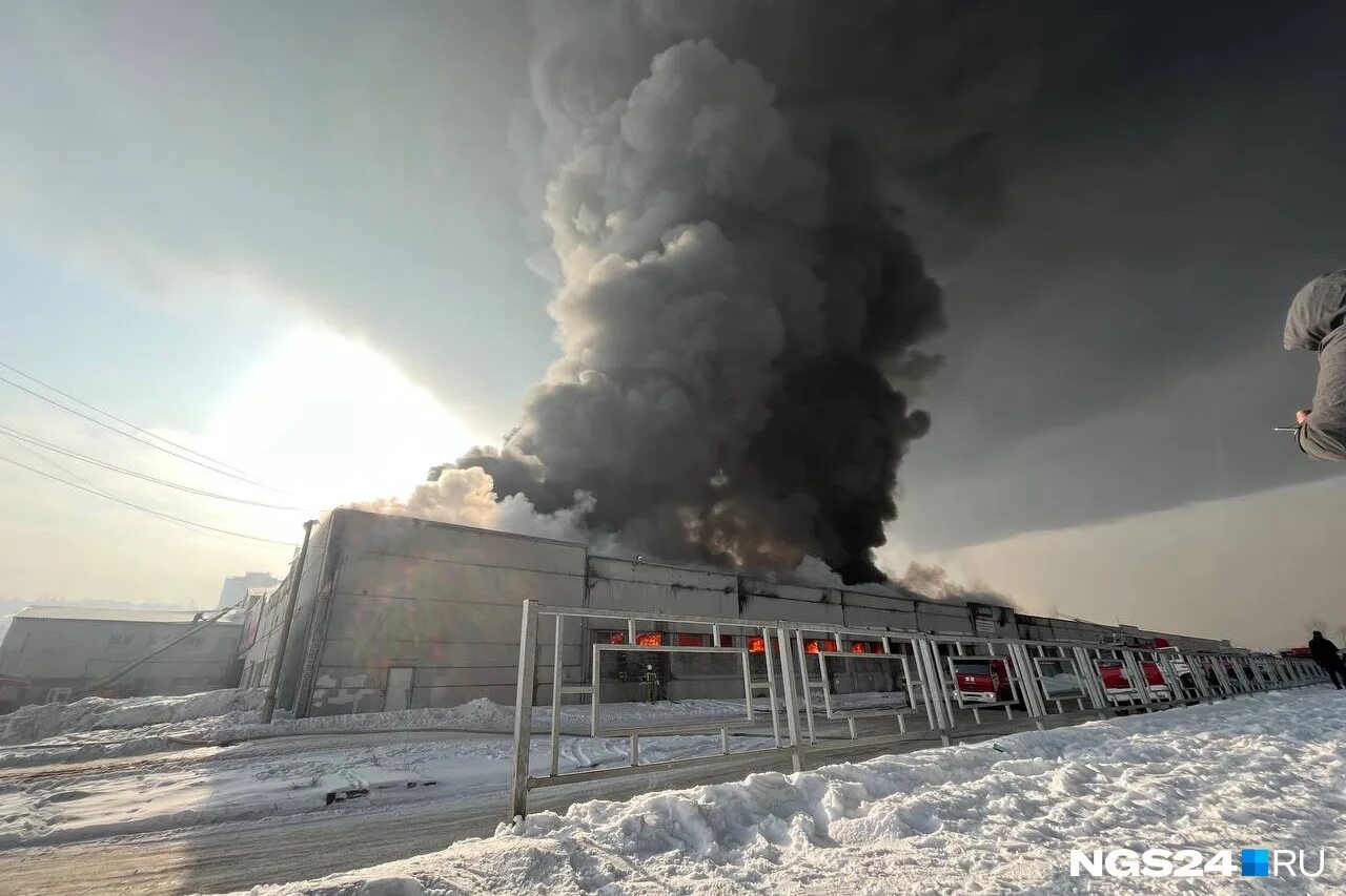 Пожар в красноярске сейчас. На судостроительной в красноярске 13. Пожар в красноярске сейчас на правом берегу. Сильный пожар. Пожар в москве.