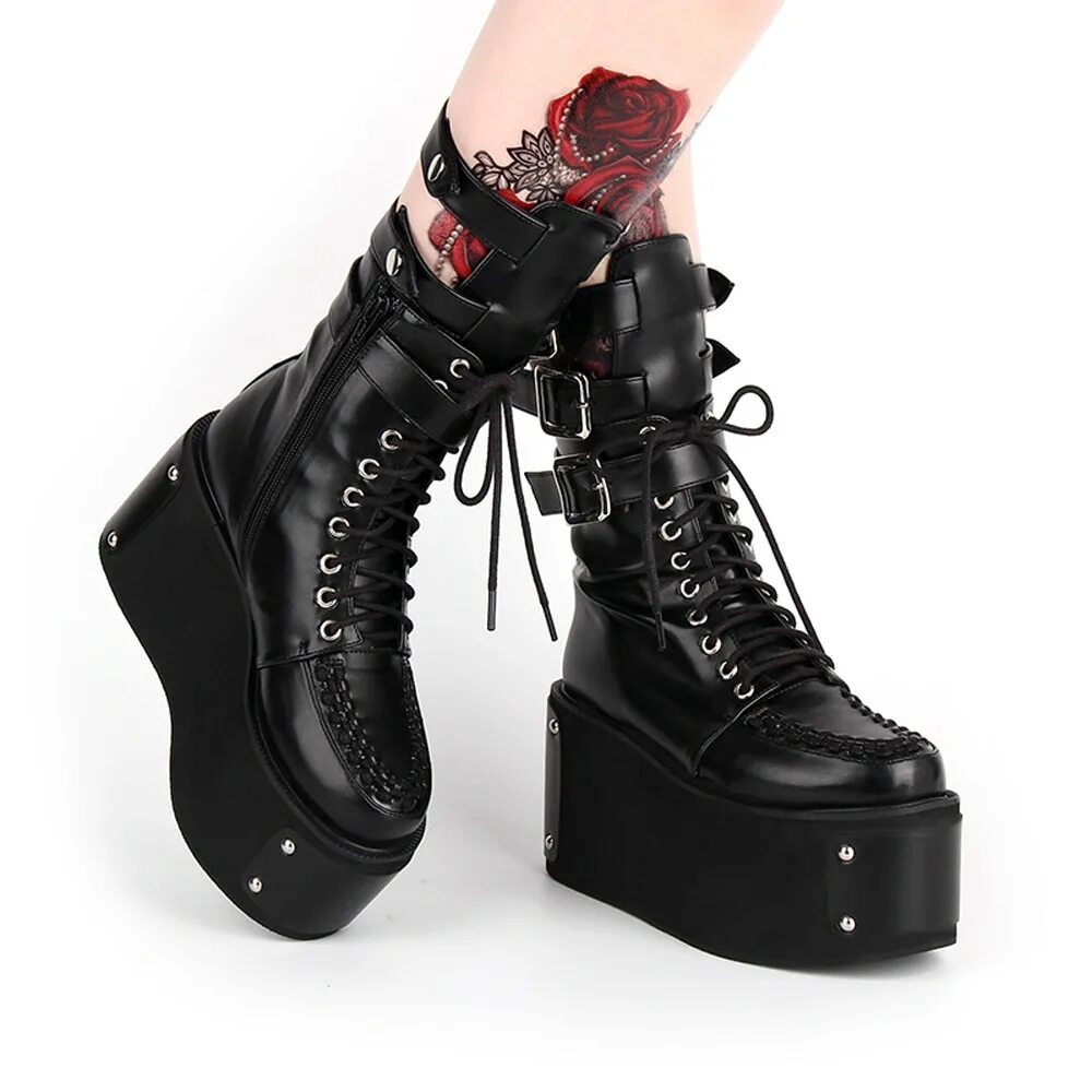 Высокие открытые сапоги на высокой подошве. Обувь goth punk. сапоги demonia готика с каблуком. dr. martens ботильоны, demonia. ботинки референс панк.