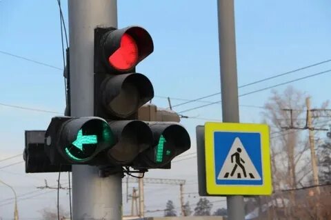 Пешеходный светофор на перекрестке