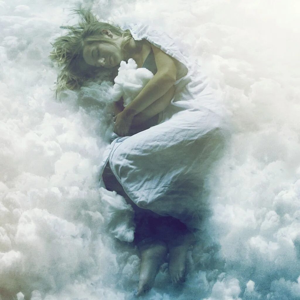 Растаявший в небесах. Парень в облаках. Девушка в облаках. Души обнимаются. Девушка и парень в облаках.