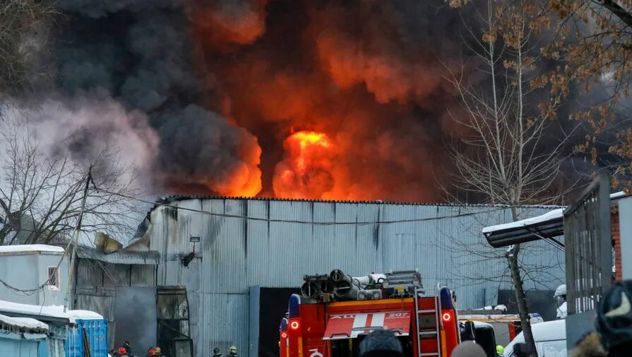 Пожар на Варшавском шоссе сейчас. Пожар на складе в Москве. Пожар на юге Москвы сейчас Варшавское шоссе. МЧС пожар склад Москва. Москва сгоревшая пожаром