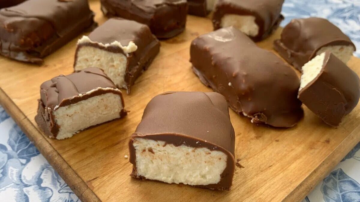 Сырки глазированные. Глазированные сырки рецепт с фото. Сырок творожный глазированный. Сырок глазированный с шоколадом. Сырок глазированный с шоколадом.