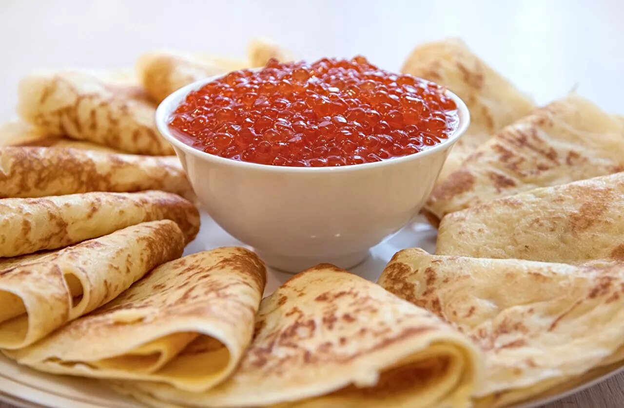 Самые вкусные блины на масленицу. Блины. блины с икрой. русские блины. русские блины с икрой.
