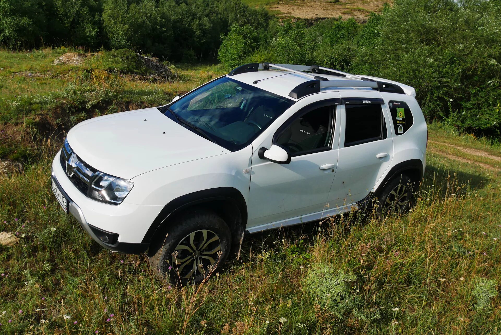 Renault Duster r18. Renault Duster белый 2014. Рено Дастер белый. Рено Дастер Рестайлинг литье белое. Скрипы рено дастер