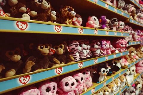 В магазине на полках игрушки стоят