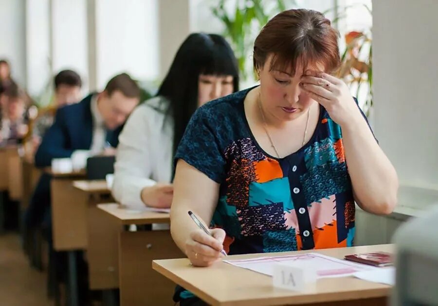 Как сдать егэ если закончил школу. Егэ. егэ для родителей. женщина на экзамене. родители сдают егэ.