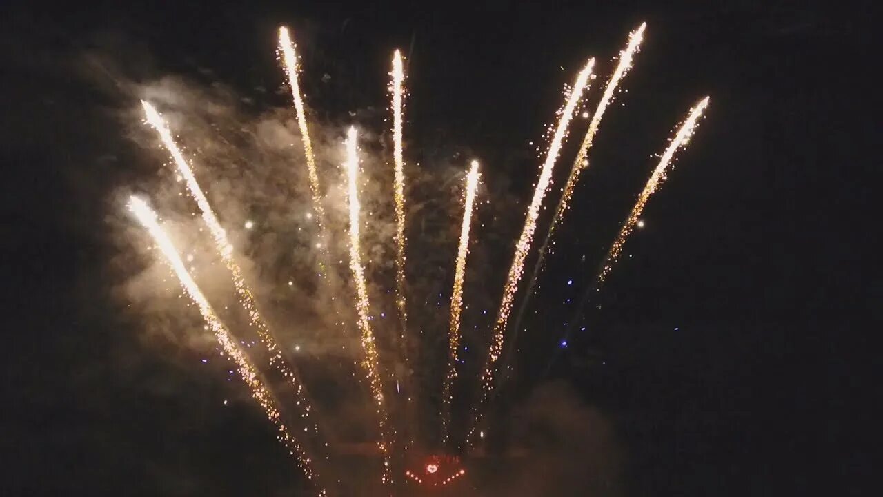 Залп фейерверка видео. Залп фейерверка. салют &quot;свадьба&quot;. залп салюта.