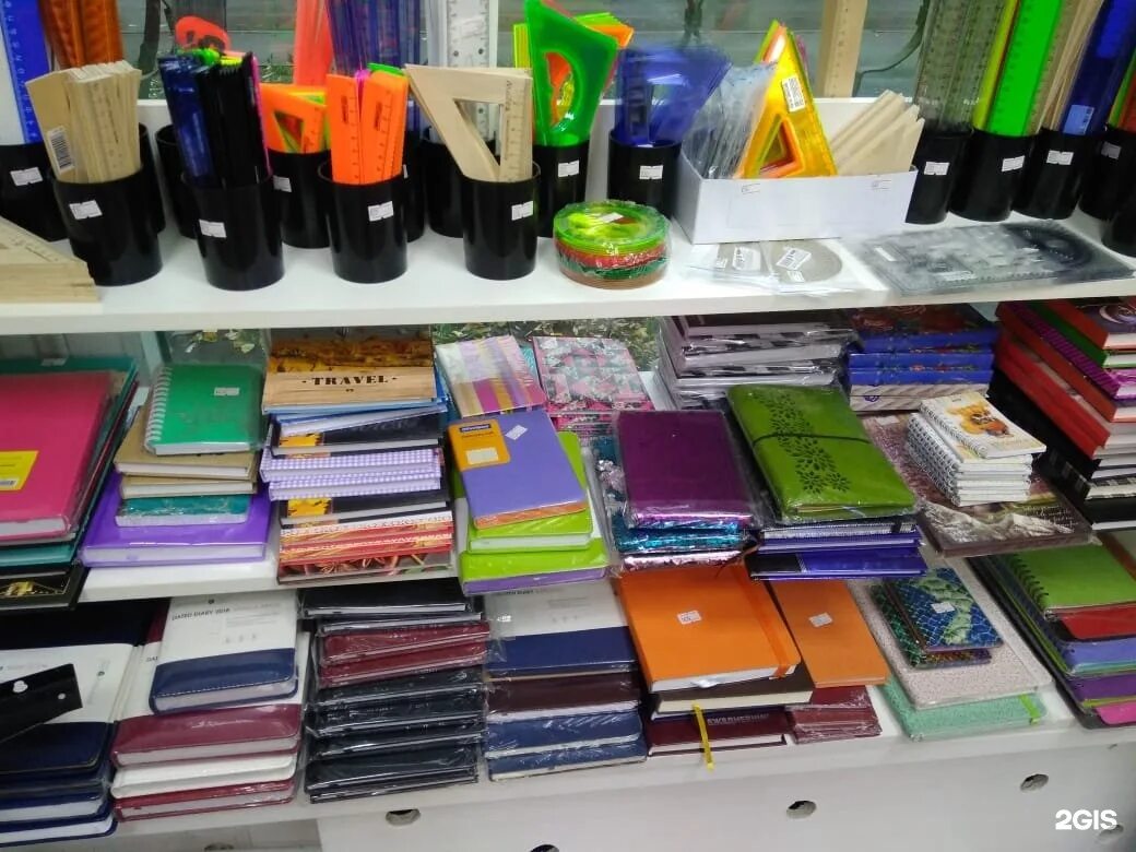 красивая выкладка канцтоваров. работающий магазин канцтоваров. выкладка товара в канцелярском магазине. магазин канцтоваров. работающий магазин канцтоваров.