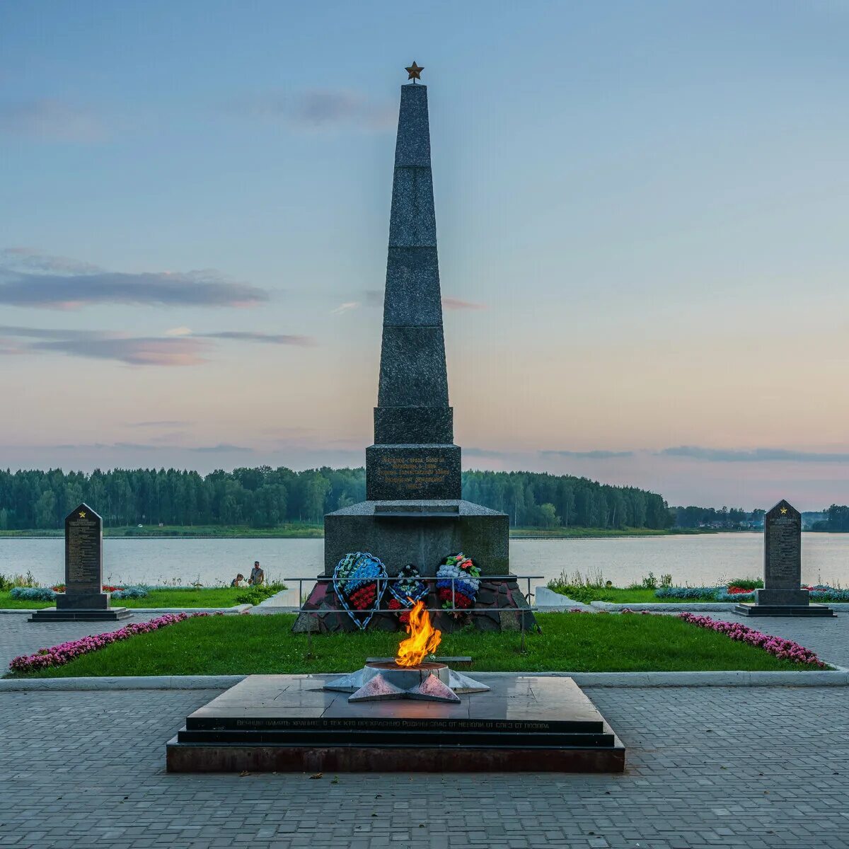 Памятники обелиски великой отечественной. Обелиск Бологое. Памятники в Бологое вечный огонь. Обелиск вечный огонь Бологое. Памятник Обелиск великих Луках.